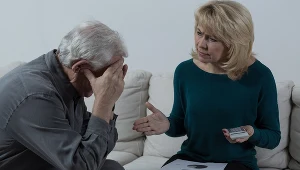 Emeryci opłacają ten rachunek z przyzwyczajenia. Wyrzucają pieniądze w błoto.