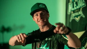 Przyleciał z kolegami, wrócił z kontraktem. Dostał pewną gwarancję