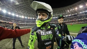 Kupił synowi drogą zabawkę, ale kibiców bardziej zainteresowało to, co ma za plecami