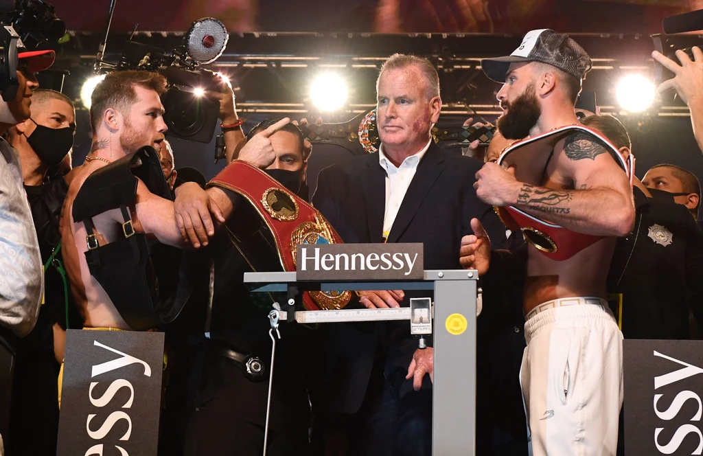 Saul Alvarez (z lewej) i Caleb Plant