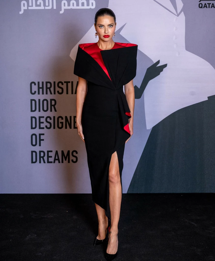 Brazylijka modelka i aktorka Adriana Lima zachwyciła elegancką kreacją na wystawie "Dior Designer of Dreams"