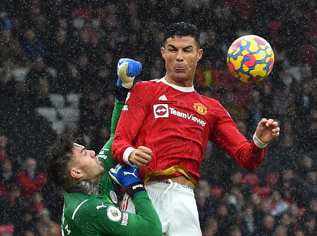 Cristiano Ronaldo (z prawej) i bramkarz Manchesteru City Ederson Cristiano Ronaldo (z prawej) i bramkarz Manchesteru City Ederson