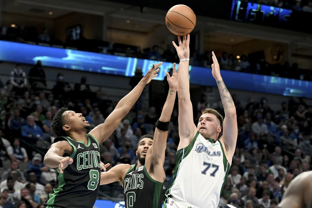 Luka Donczić (nr 77) w ostatniej chwili dał zwycięstwo Mavericks Luka Donczić (nr 77) w ostatniej chwili dał zwycięstwo Mavericks