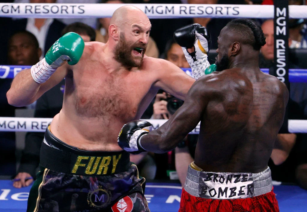 Tyson Fury (z lewej) w starciu o mistrzowski pas WBC z Deontayem Wilderem  