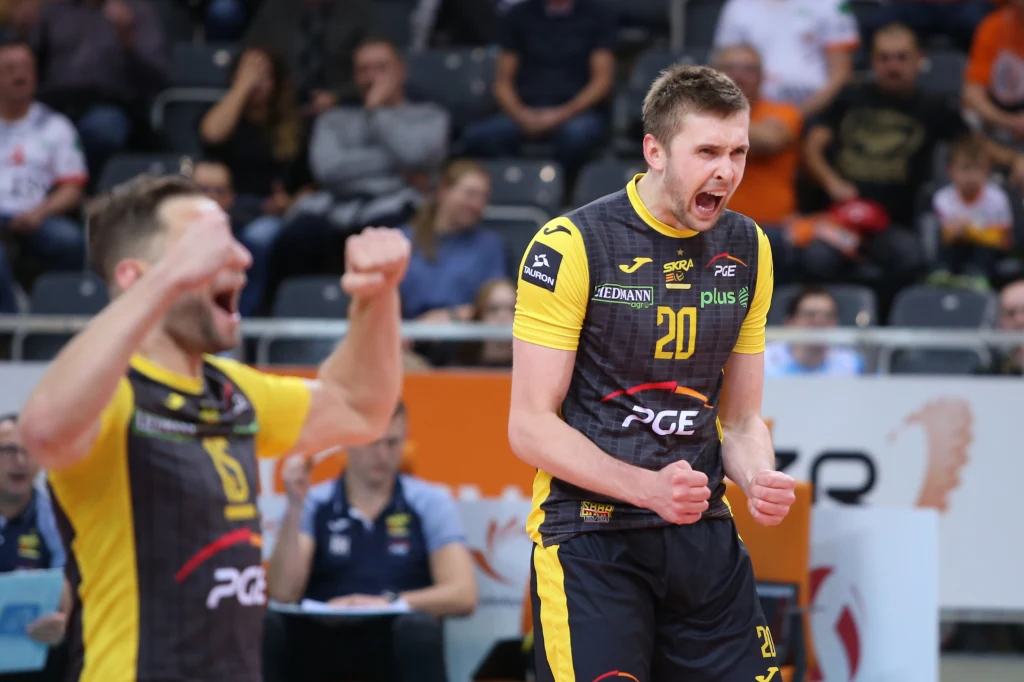 PlusLiga. PGE Skra Bełchatów - Asseco Resovia. Mateusz Bieniek jest na początku sezonu jednym z najważniejszych zawodników bełchatowskiej drużyny PlusLiga. PGE Skra Bełchatów - Asseco Resovia. Mateusz Bieniek jest na początku sezonu jednym z najważniejszych zawodników bełchatowskiej drużyny