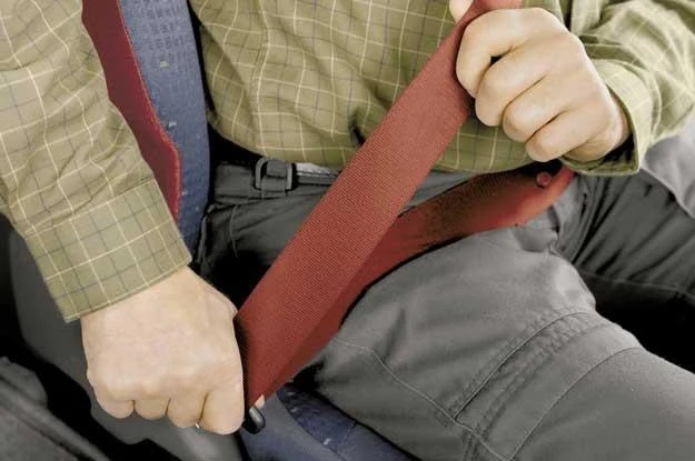 Zapięty pas bezpieczeństwa uniemożliwia szybkie opuszczenie samochodu w razie jego zapalenia się. Prawda czy fałasz?