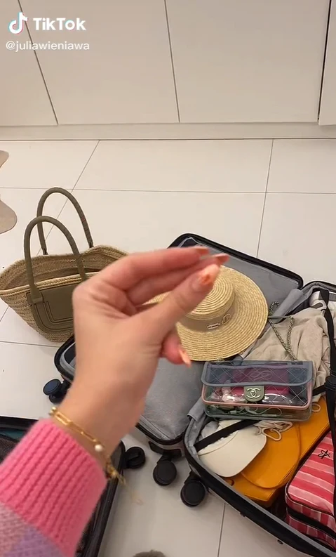 Julia Wieniawa chwali się wakacjami na Tik-Toku @ juliawieniawa Julia Wieniawa chwali się wakacjami na Tik-Toku @ juliawieniawa