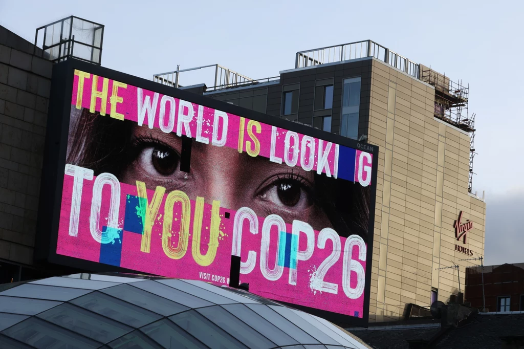 Baner reklamowy mówiący: "COP26, świat cię obserwuje".