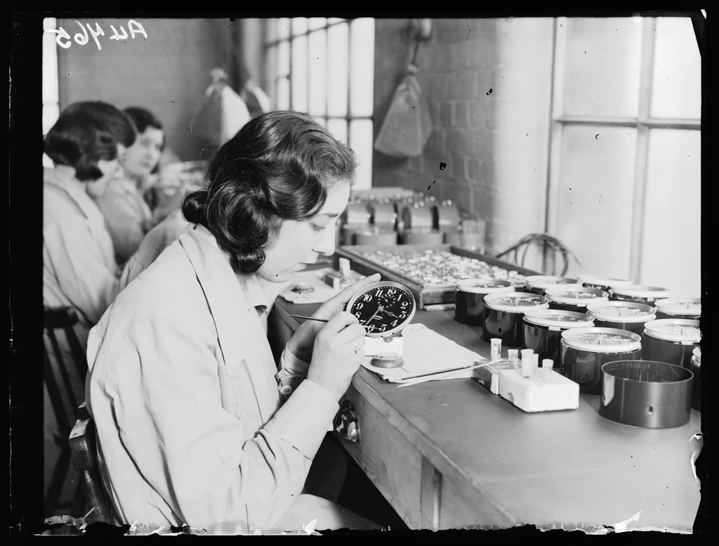 W latach 20. XX wieku stosowanie radioaktywnych farb przy produkcji zegarków stało się popularne. Wiele młodych kobiet przypłaciło pracę nad cyferblatami życiem