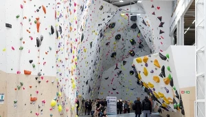 ścianka wewnątrz Centrum Sportów Wspinaczkowych i Siłowych w Bytomiu