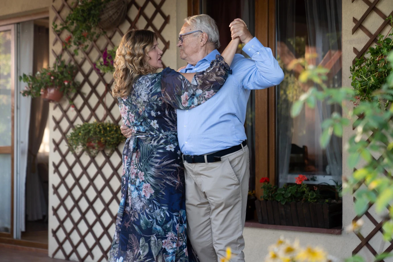 Miłość Agnieszki i Marcina rozkwita, podobnie jak Kasi i profesora Wolańskiego. Babcia Solska marzy już tylko o ślubie jedynego wnusia… Jednak na drodze do szczęścia młodego Zawady staje jego dawna kochanka, Bożenka. Wolańska postanawia radykalnie odmienić swoje życie i znika w tajemniczych okolicznościach. Spokój Piotrusia i Marlenki burzy niespodziewana wizyta mamusi zza oceanu… A pewne bardzo kompromitujące zdjęcia uruchamiają lawinę zdarzeń. Szykuje się prawdziwy koniec świata! 