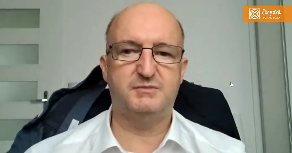 Podczas rozmowy wiceminister próbował usunąć spodnie z kadru Podczas rozmowy wiceminister próbował usunąć spodnie z kadru