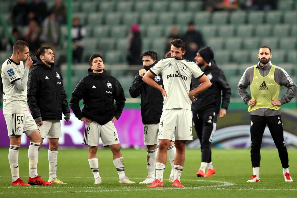 Legia Warszawa po porażce ze Stalą Mielec jest przedostatnia w tabeli PKO Ekstraklasy Legia Warszawa po porażce ze Stalą Mielec jest przedostatnia w tabeli PKO Ekstraklasy