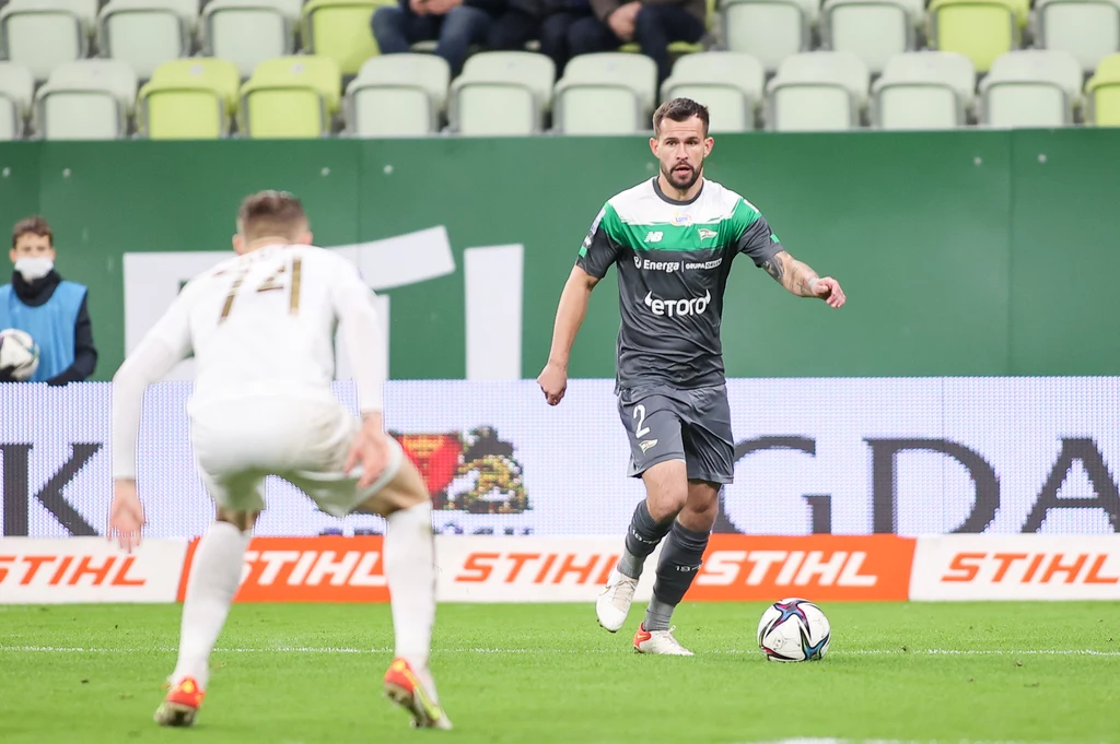 Rafał Pietrzak z Lechii Gdańsk w meczu z Zagłębiem Lubin