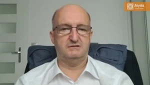 Piotr Wawrzyk rozpoczął wywiad ze spodniami na oparciu fotela
