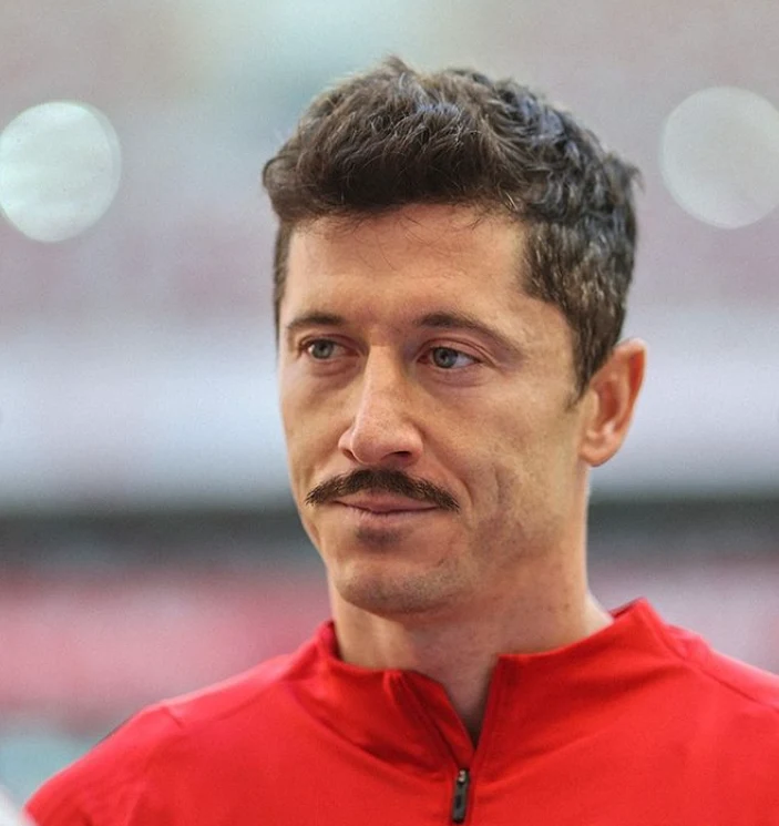 Robert Lewandowski z wąsami fot. Instagram (instagram.com/laczynaspilka)