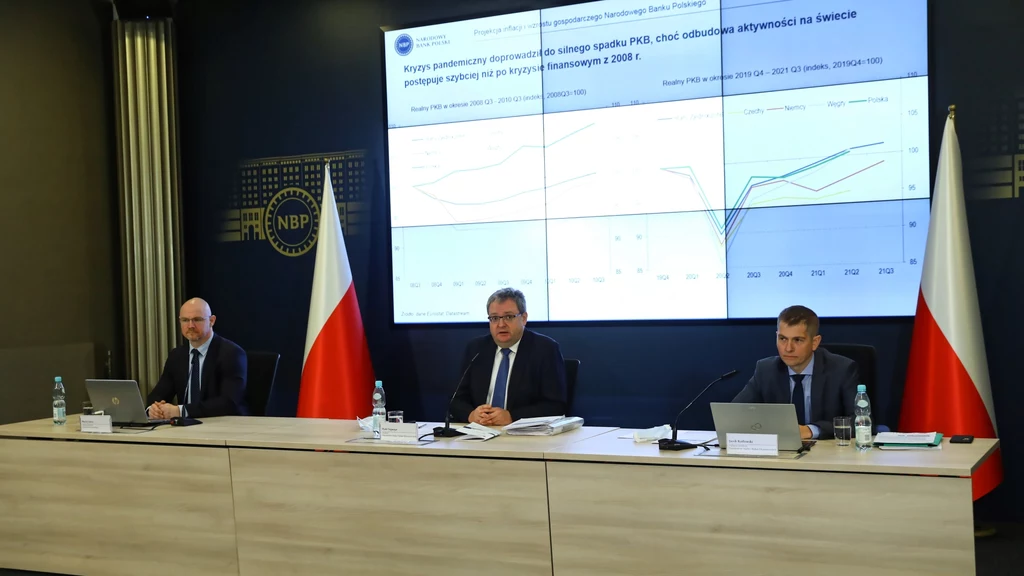 Dyrektor Departamentu Analiz i Badań Ekonomicznych NBP Piotr Szpunar (C), zastępca dyrektora Departamentu Analiz i Badań Ekonomicznych Jacek Kotłowski (P) oraz zastępca dyrektora Departamentu Komunikacji Maciej Antes (L) podczas konferencji i prezentacji "Raportu o inflacji - listopad 2021"