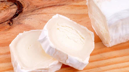 Ten ser za rzadko ląduje na talerzach. Jakie posiada właściwości i dlaczego warto włączyć go do codziennej diety?