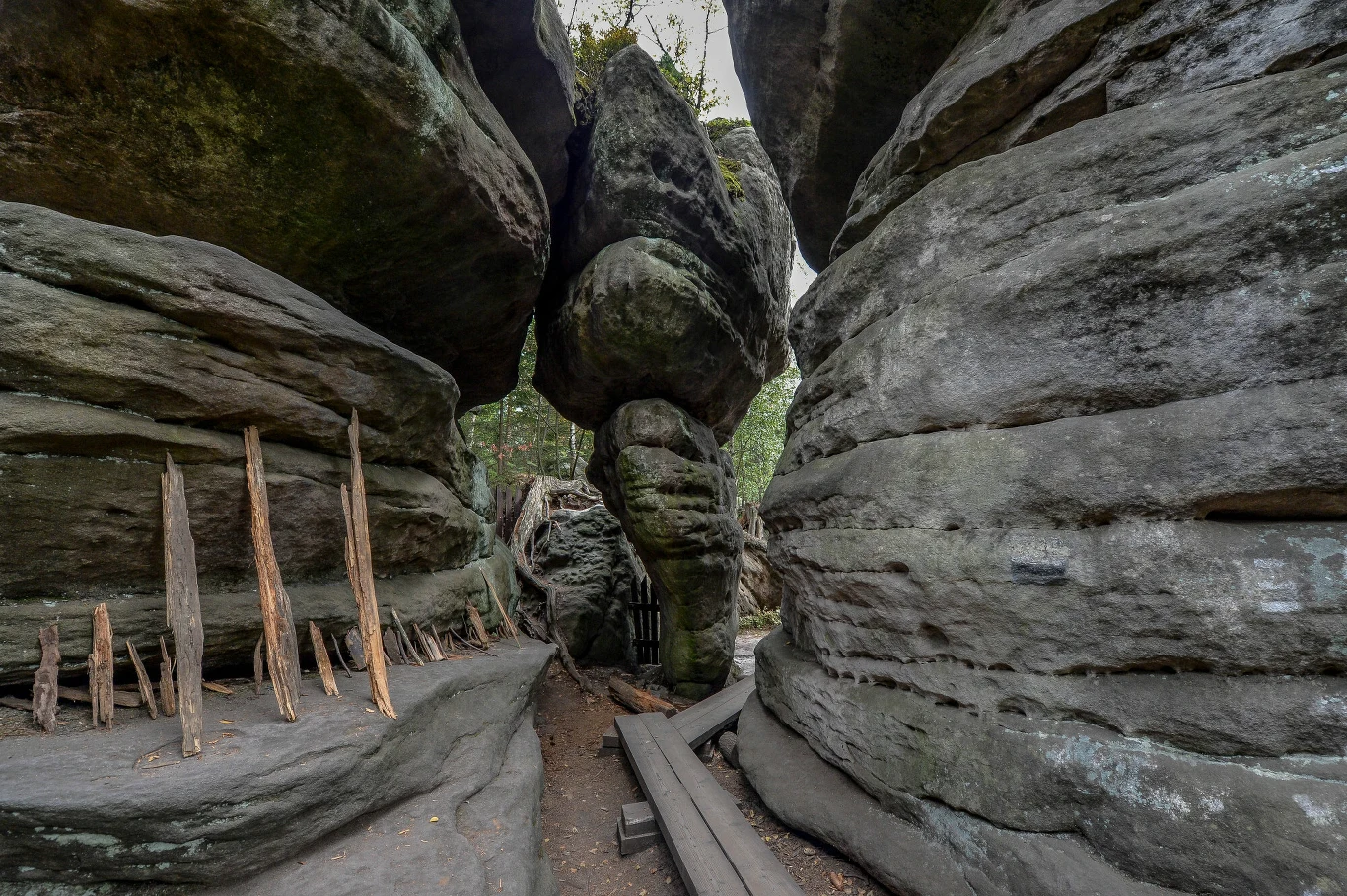 W Błędnych Skałach warto podłożyć patyk pod skałę. Legenda głosi, że któregoś dnia, gdy pod naporem skały patyk się złamie, życzenie danej osoby spełni się