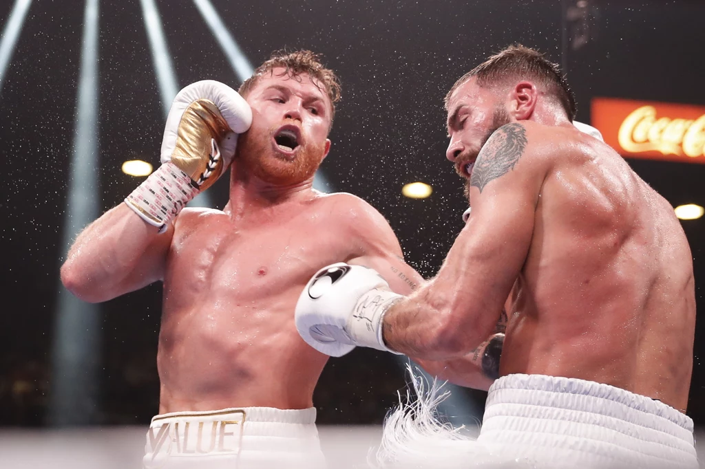 Saul Alvarez (z lewej) w walce z Calebem Plantem Saul Alvarez (z lewej) w walce z Calebem Plantem