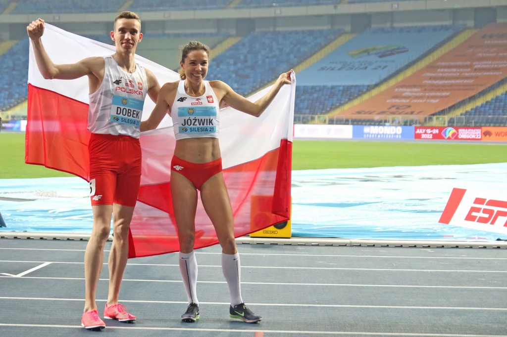 Joanna Jóźwik i Patryk Dobek po zdobyciu złotego medalu w konkurencji w konkurencji 2 x 2 x 400 m podczas MŚ sztafet.