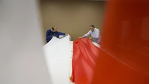 Czy 11 listopada to dzień wolny od pracy? /fot. szycie flagi