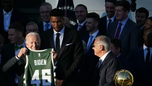 Joe Biden i koszykarze Milwaukee Bucks