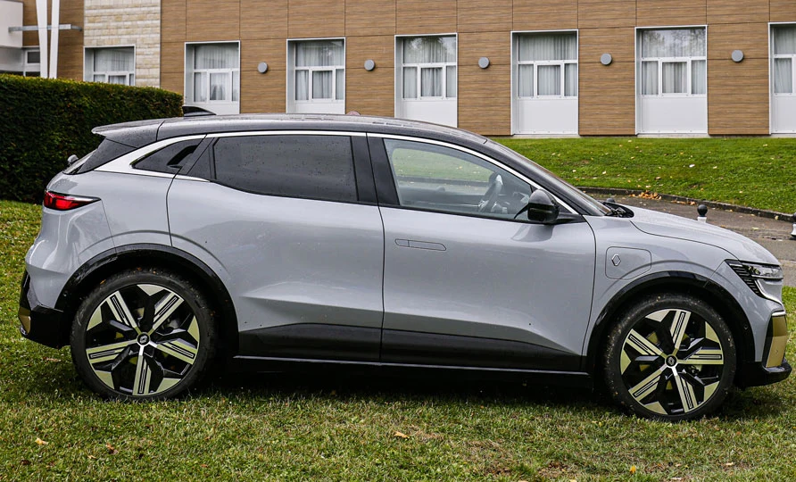 O tym, że elektryczny crossover dołączy do gamy Megane, wiedzieliśmy już od jakiegoś czasu. Zapowiadał go prototypowy Megane eVision Concept i, jak właśnie się przekonaliśmy, ten całkiem futurystycznie wystylizowany samochód, został wdrożony do produkcji niemal bez żadnych zmian. Patrząc na przód auta, różnice są widoczne tylko we wlocie powietrza w dolnej części zderzaka oraz w wypełnieniu reflektorów - zachowały swój kształt, tylko zamiast świetlnych zygzaków w środku, mamy bardziej konwencjonalnie wyglądające diody. Inny jest też znaczek Renault, składający się teraz z niepołączonych ze sobą linii. 