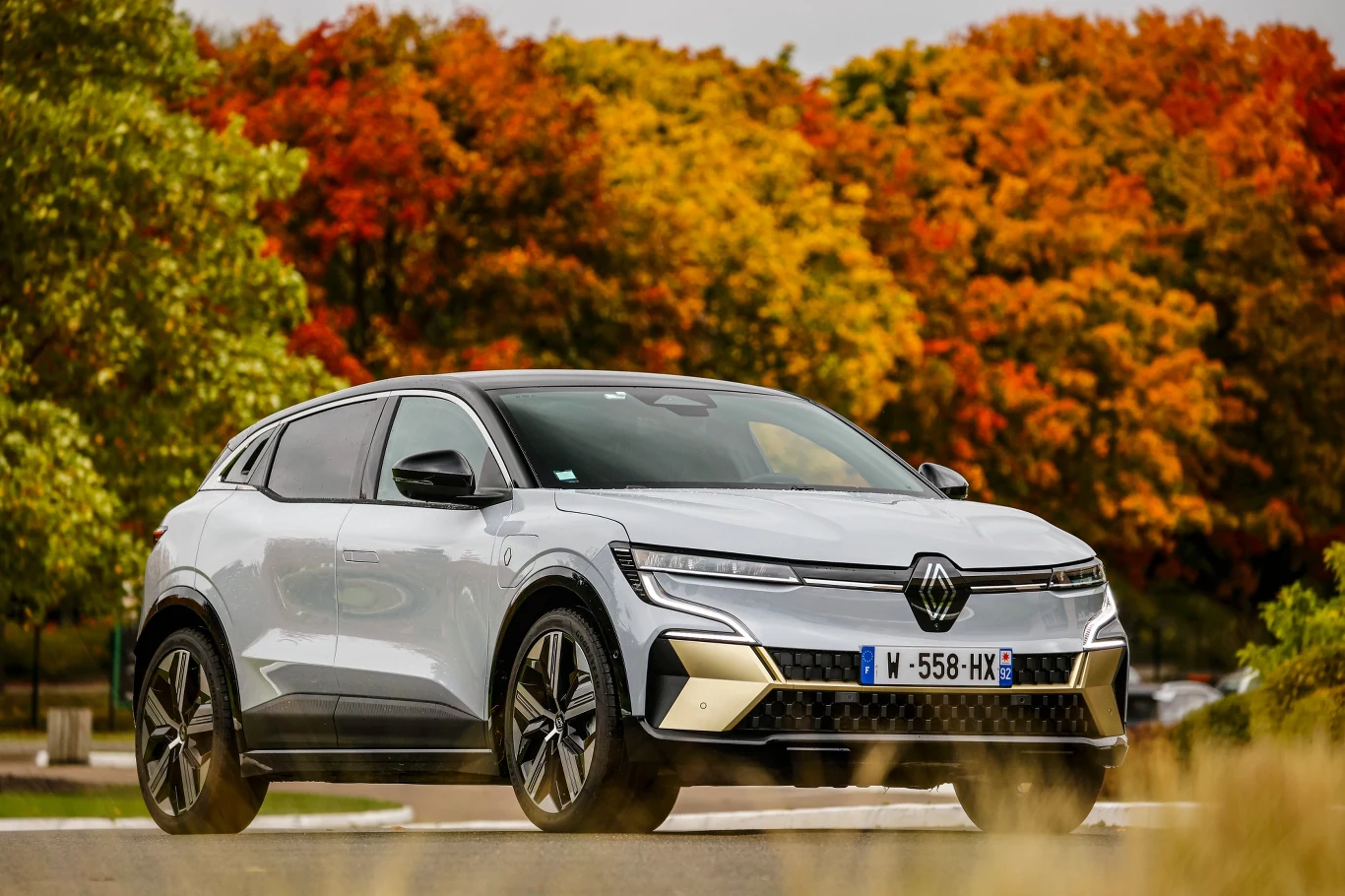 Podobny zakres zmian przeprowadzono z tyłu - w stosunku do prototypu inna jest dolna część zderzaka oraz wypełnienie reflektorów. Bez zmian pozostawiono natomiast linię boczną, linię okien oraz takie detale jak ukryta klamka tylnych drzwi. Auto wygląda więc całkiem futurystycznie i ma dość niecodzienne proporcje, co jest zasługą rozstawu osi, wynoszącego 2,7 m - sporo jak na samochód mierzący zaledwie 4,21 m. 