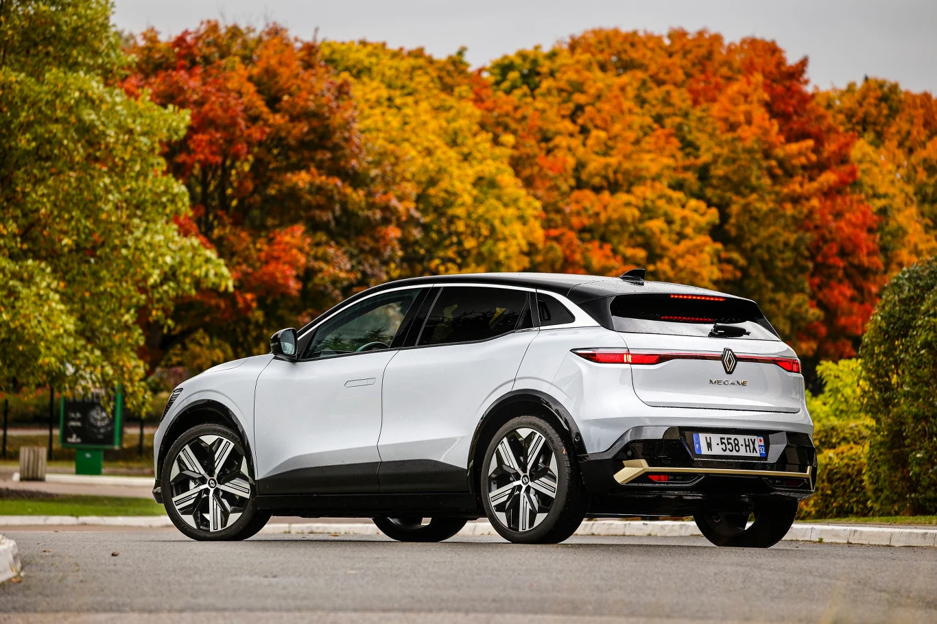 Pomimo niewielkiej długości Megane E-Tech ma oferować bardzo przestronne wnętrze, na co pozwala zastosowanie płyty podłogowej CMF-EV, stworzonej wyłącznie z myślą o elektrykach. Bez wątpienia spory jest bagażnik, mający 440 l pojemności. 