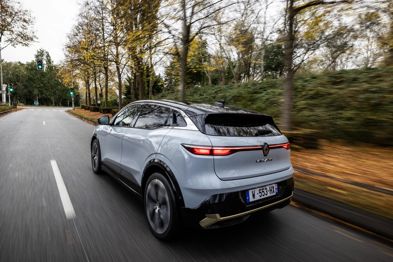 Renault Megane E-Tech wykorzystuje technologię, która pojawiła się już w Nissanie Ariya. Poza taką samą płytą podłogową, znajdziemy tu silnik elektryczny w dwóch wariantach mocy - 130 oraz 218 KM. Do wyboru są też dwie pojemności baterii - 40 lub 60 kWh. Megane E-Tech w topowej wersji rozpędza się do 100 km/h w 7,4 s i może przejechać do 470 km na jednym ładowaniu. Akumulator można ładować prądem o mocy do 130 kW, co pozwala na uzupełnienie energii do 80 proc. w 30 minut. 