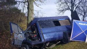 Do wypadku doszło we wtorek nad ranem na drodze wojewódzkiej nr 764. Dwie osoby zginęły wskutek zderzenia auta z przydrożnym drzewem