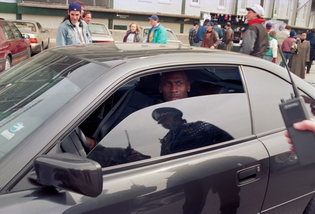 Micheal Jordan od zawsze był pasjonatem motoryzacji. Na zdjęciu w BMW serii 8 w 1993 roku