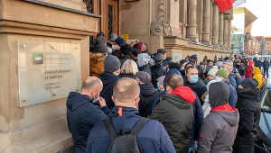 Kolejka pod NBP w Gdańsku po banknot i monetę z wizerunkiem Lecha Kaczyńskiego