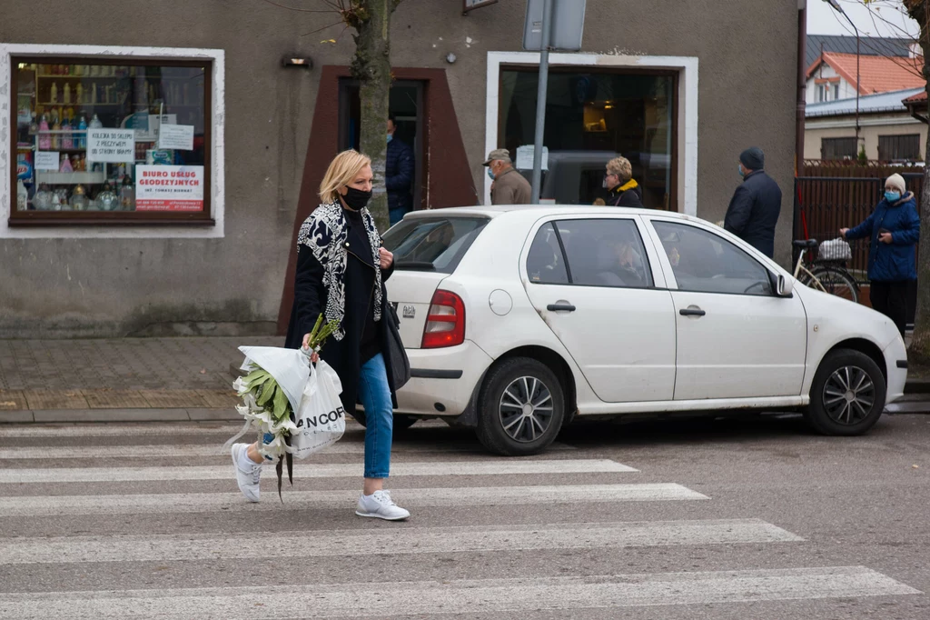 Kierowca Skody Fabii zaparkował nie przed, ale częściowo na przejściu dla pieszych. Pewnie bardzo się gdzieś spieszył.