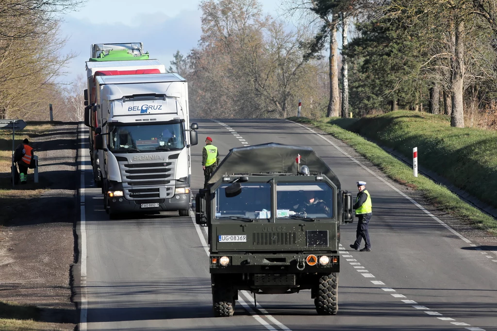 Na drodze krajowej nr 19 do przejścia granicznego w Kuźnicy Białostockiej pojawił się punkt kontrolny. Wojsko i policja nie przepuszcza dalej samochodów.