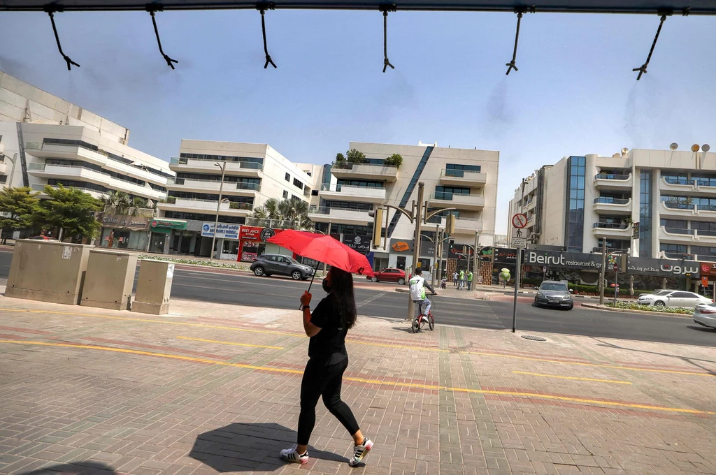 W Dubaju upały zaczynają być na tyle uciążliwe, że władze miasta zainstalowały specjalne spryskiwacze, które ochładzają mieszkańców