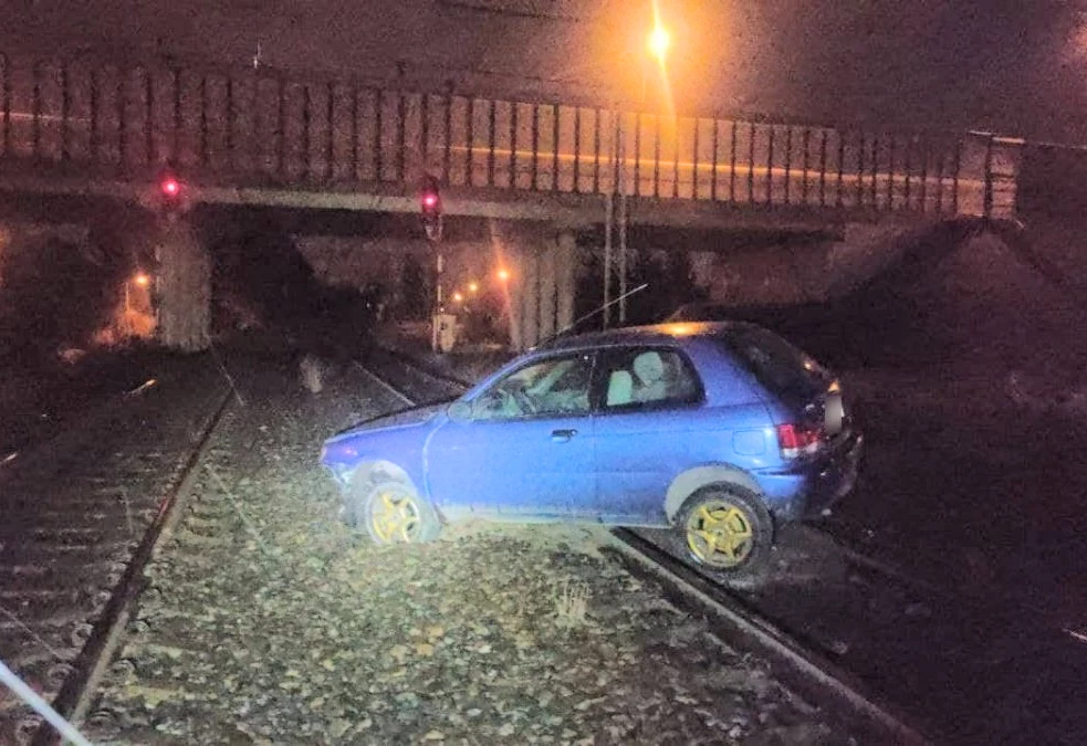 Kierowca został zatrzymany, gdy jego auto zawiesiło się na torach