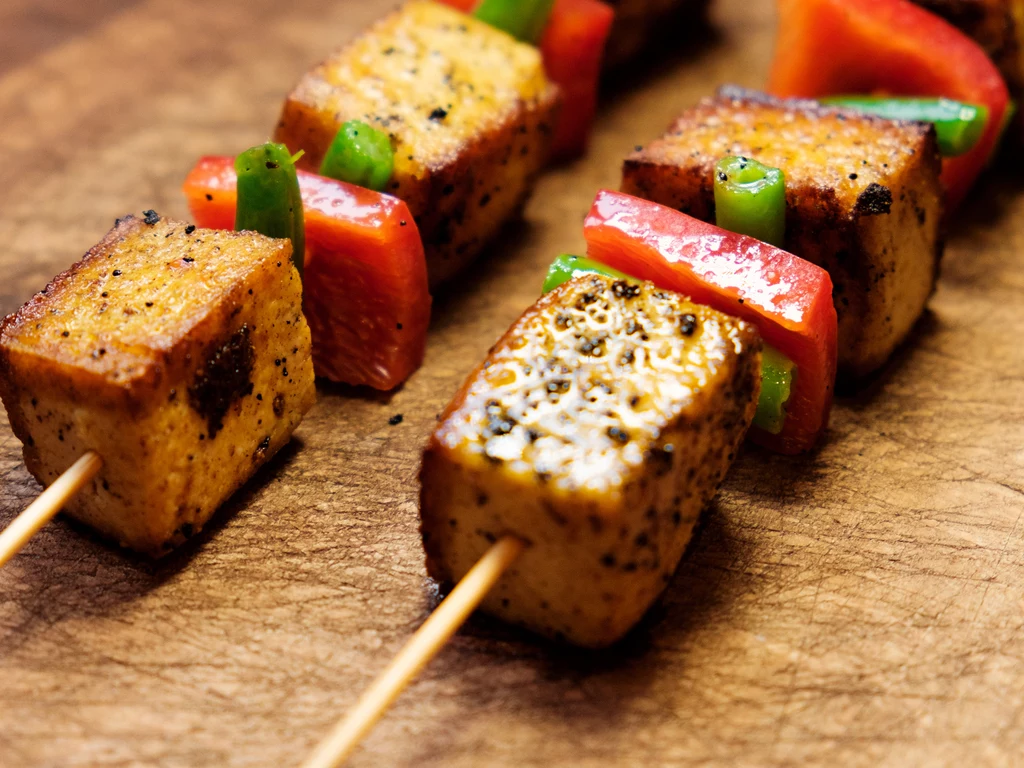 Zastosuj wegetariańskie zamienniki mięsa, by cieszyć się barwnymi i smacznymi posiłkami