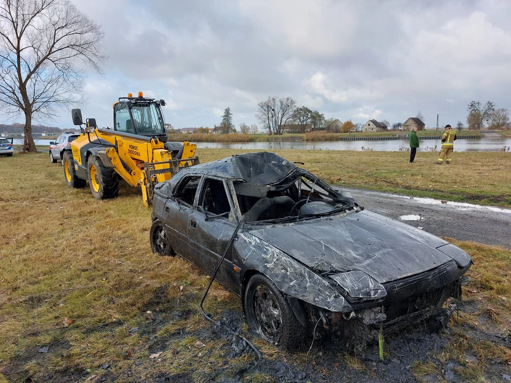 Mazda 323 wyłowiona z Odry w Naroku (Opolskie).  