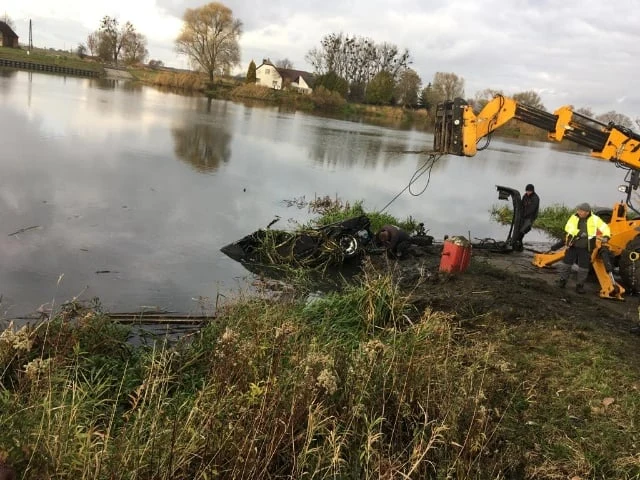 We wtorek na brzeg zostało wydobyte drugie auto - to Rover. We wtorek na brzeg zostało wydobyte drugie auto - to Rover.