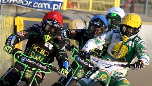 Rafałl Szombierski na torze (z lewej) w walce  Oskarem Polisem