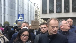 Kamila Gasiuk-Pihowicz i Donald Tusk podczas sobotnich protestów w Warszawie