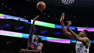 Tyrese Maxey (z lewej) i Giannis Antetokounmpo wykazali się skutecznością w meczu Bucks i 76ers