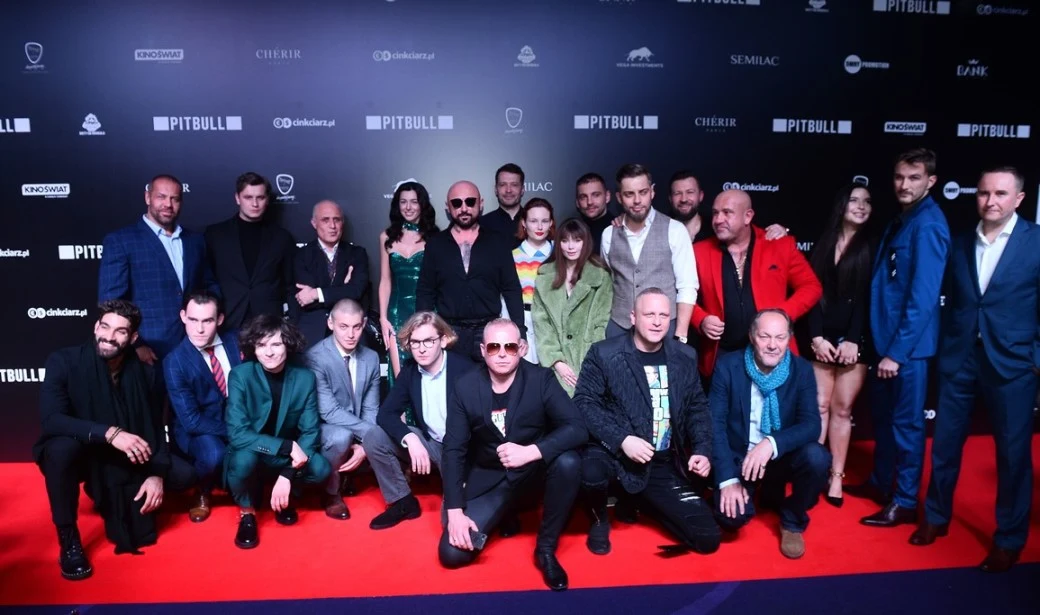 Obok niego na czerwonym dywanie pojawiły się gwiazdy produkcji: Andrzej Grabowski, Przemysław Bluszcz, Tomasz Dedek, Justyna Karłowska, Julia Michalewska, Sebastian Dela, Leonardo Marques, Krystian Hołdak, Michał Karmowski, Dawid Czupryński, Dominik Gorbaczyński, Michał Zbroja. Powrót do filmowych korzeni reżysera przyciągnął na wydarzenie plejadę gwiazd. Na presswallu pozowali między innymi: Rafał Zawierucha, Michał Milowicz, Ola Novak, Iza Budryn, Julia Chatys, Magda Antosiewicz, Fagata, Katie Novak, Justyna Gradek, Kajetan Góra, Ewa Zawada, Sylwia Peretti, Agata Fąk, Lena Moonlight, Stifler, Juras, Malwina Bieganowska, Klaudia El Dursi, Malik Montana i wielu innych. Obok niego na czerwonym dywanie pojawiły się gwiazdy produkcji: Andrzej Grabowski, Przemysław Bluszcz, Tomasz Dedek, Justyna Karłowska, Julia Michalewska, Sebastian Dela, Leonardo Marques, Krystian Hołdak, Michał Karmowski, Dawid Czupryński, Dominik Gorbaczyński, Michał Zbroja. Powrót do filmowych korzeni reżysera przyciągnął na wydarzenie plejadę gwiazd. Na presswallu pozowali między innymi: Rafał Zawierucha, Michał Milowicz, Ola Novak, Iza Budryn, Julia Chatys, Magda Antosiewicz, Fagata, Katie Novak, Justyna Gradek, Kajetan Góra, Ewa Zawada, Sylwia Peretti, Agata Fąk, Lena Moonlight, Stifler, Juras, Malwina Bieganowska, Klaudia El Dursi, Malik Montana i wielu innych.