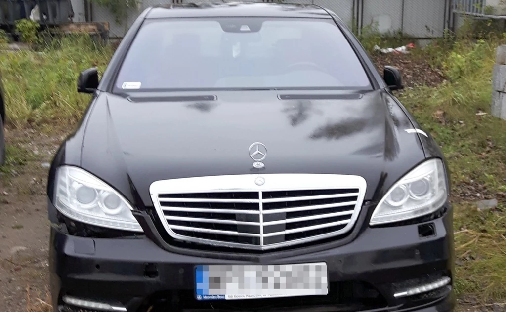 Za tego porzuconego Mercedesa S500 ktoś chce zapłacić przeszło 50 tys. zł