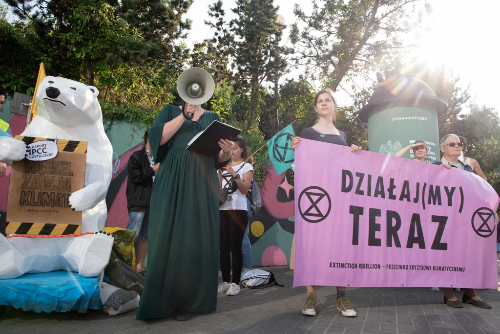 Protest ruchów i kolektywów klimatycznych: Extinction Rebellion, Strajk dla Ziemi, Rodzice dla Klimatu, Chór Klimatyczny.