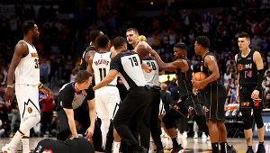 Nikola Jokić (w centrum, twarzą do obiektywu) będzie pauzować przez jeden mecz