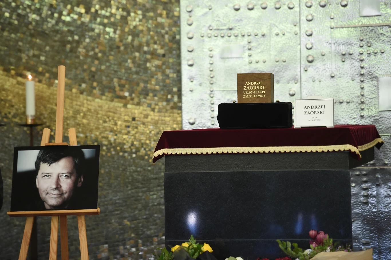 W nekrologu rodzina Andrzeja Zaorskiego poprosiła żałobników o dwie rzeczy. "Prosimy o nieskładanie kondolencji, a zamiast kwiatów wsparcie organizacji Non Profit Chlebem i Solą, pomagającej uchodźcom. Datki na ten cel będzie można złożyć do puszki wystawionej w trakcie pożegnania w Domu Pogrzebowym" - poinformowano.