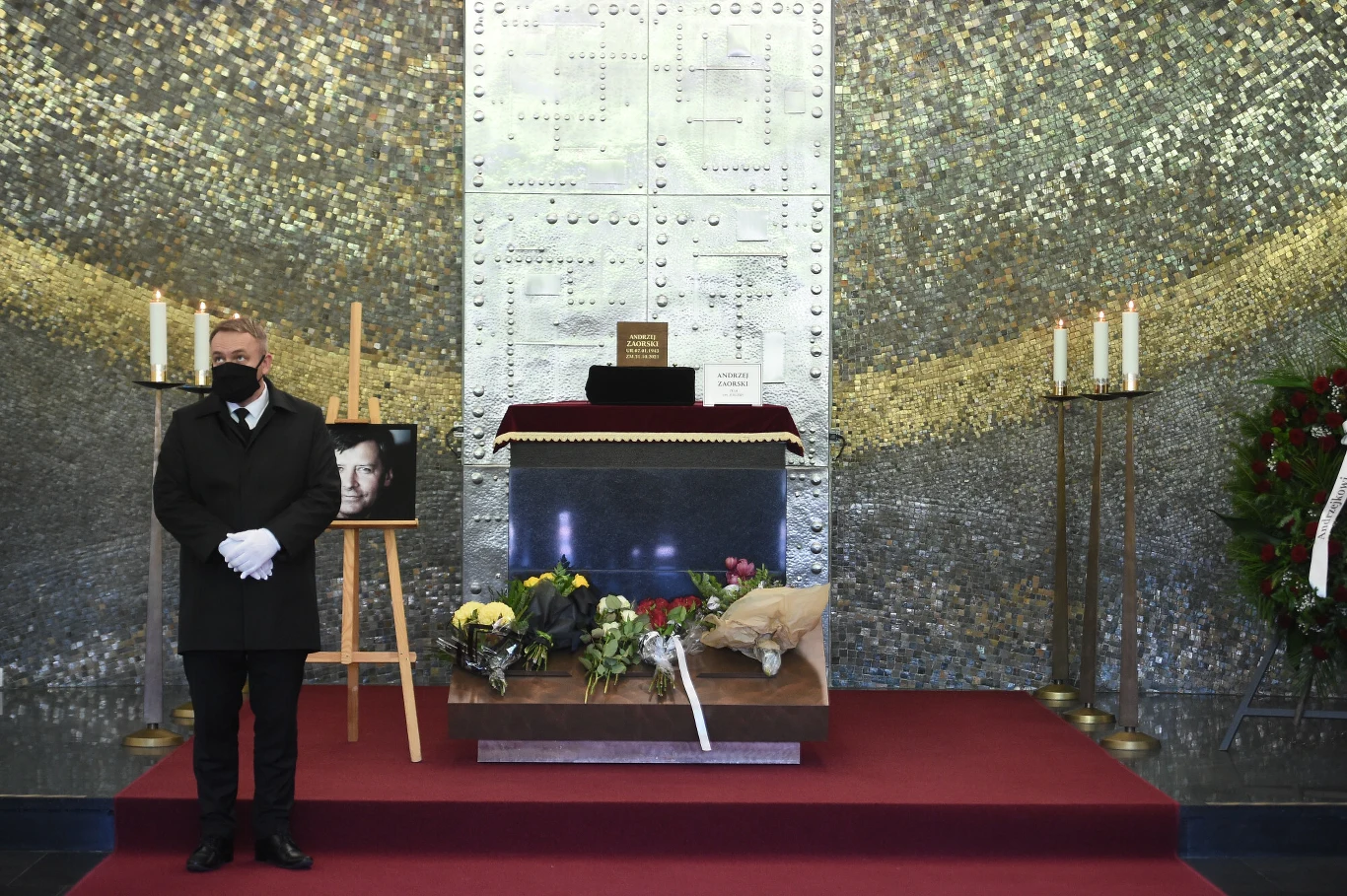 Pogrzeb Andrzeja Zaorskiego rozpoczął się o godzinie 12.00 pożegnaniem w sali Domu Pogrzebowego na Powązkach Wojskowych.